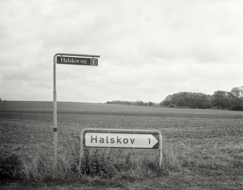 Nach Halskov. Straßenschild und Feld aufgenommen mit 4x5 Großformat Schwarzweiß Kodak PlusX Pan