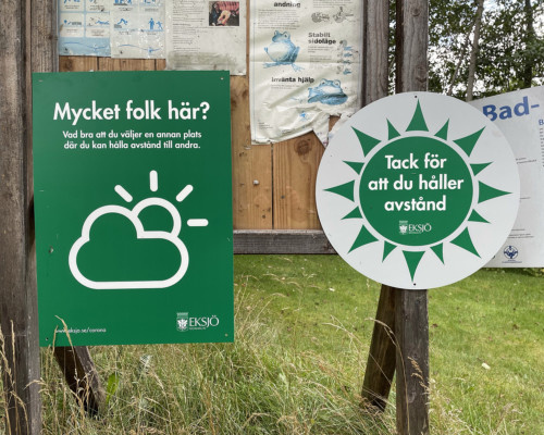 Hinweis am schwedischen Badesee: Danke fürs Abstandhalten