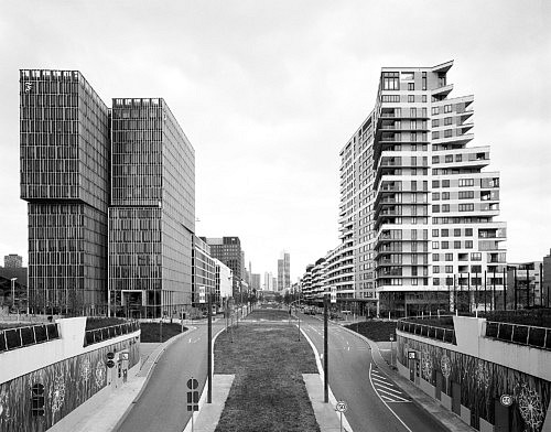 Torhäuser am Ende der Europa-Allee, Frankfurt Gallus. Fotografie im analogen Großformat 4x5 auf Adox CHS 100 II.