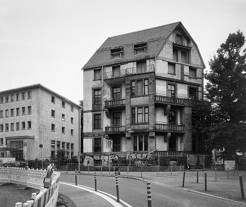 Leer stehendes Gebäude Ecke Friedrich-Ebert-Anlage/Wilhelm-Hauff-Straße. Frankfurt Westend. Fotografie analoges Großformat 4x5 auf Kodak Pan Masking Film. Schwarzweiß.