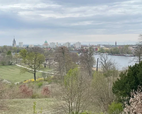 Zarter Frühlingsbeginn in Potsdam. Blick vom Flatowturm.
